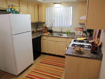 Kitchen Appliances - Sierra Place Apartments - Porterville, CA